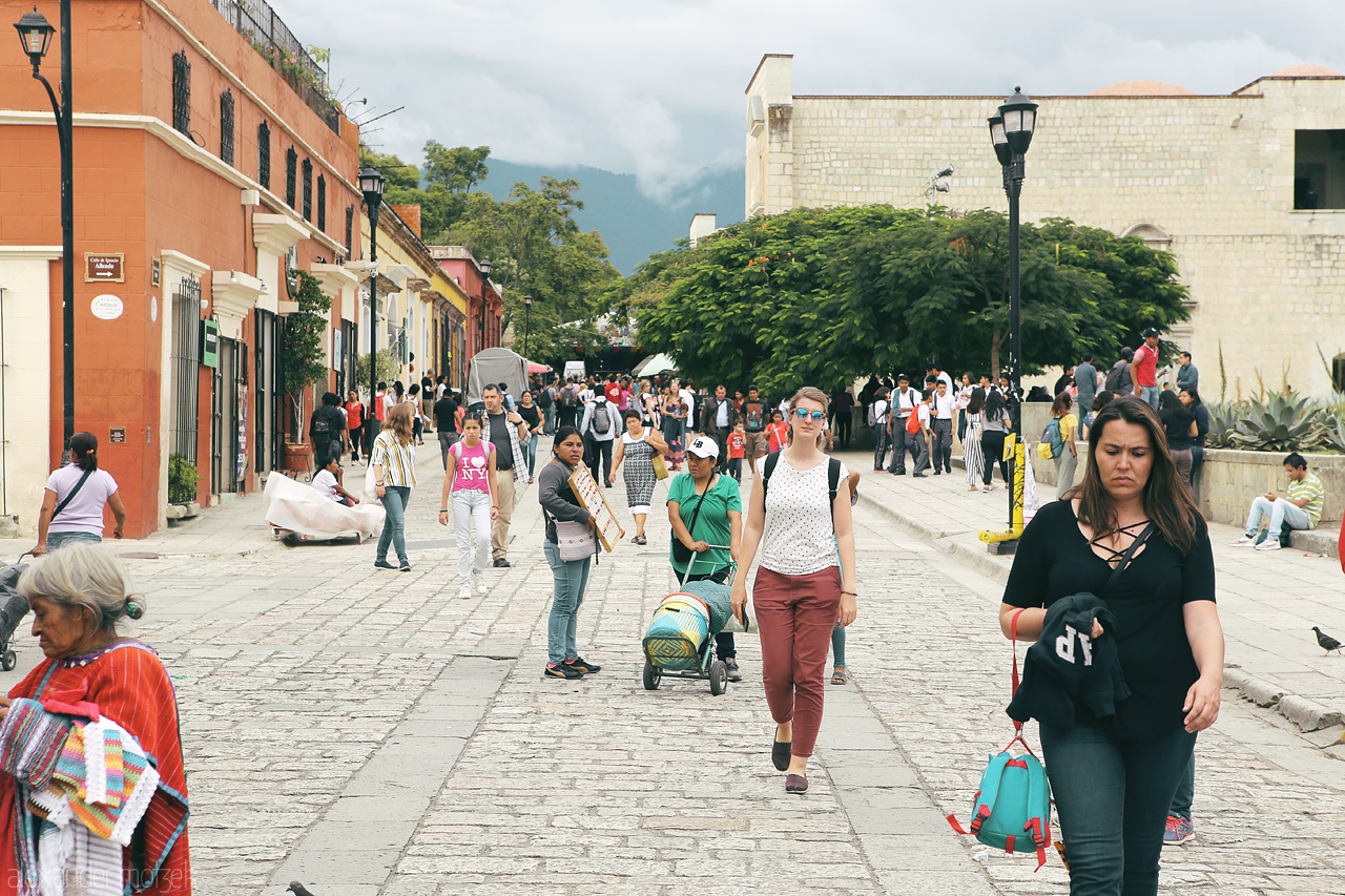 Oaxaca Vida Foto von Bustling streets and colonial architecture in the heart of Oaxaca de Juárez, Mexico.