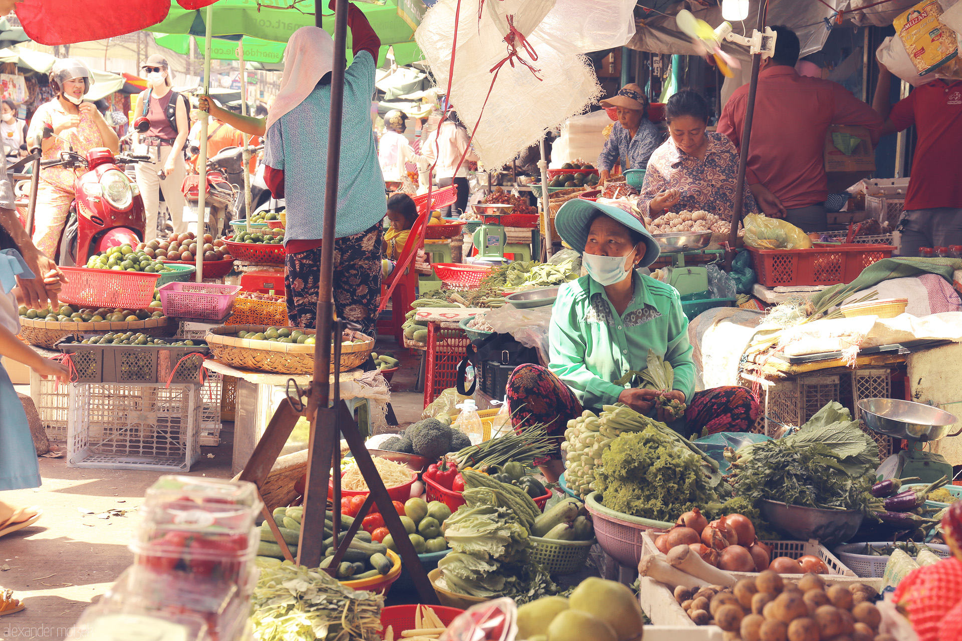 Foto von Bustling with locals, vibrant produce, and morning light—life unfolds at a Phnom Penh market, Cambodia.