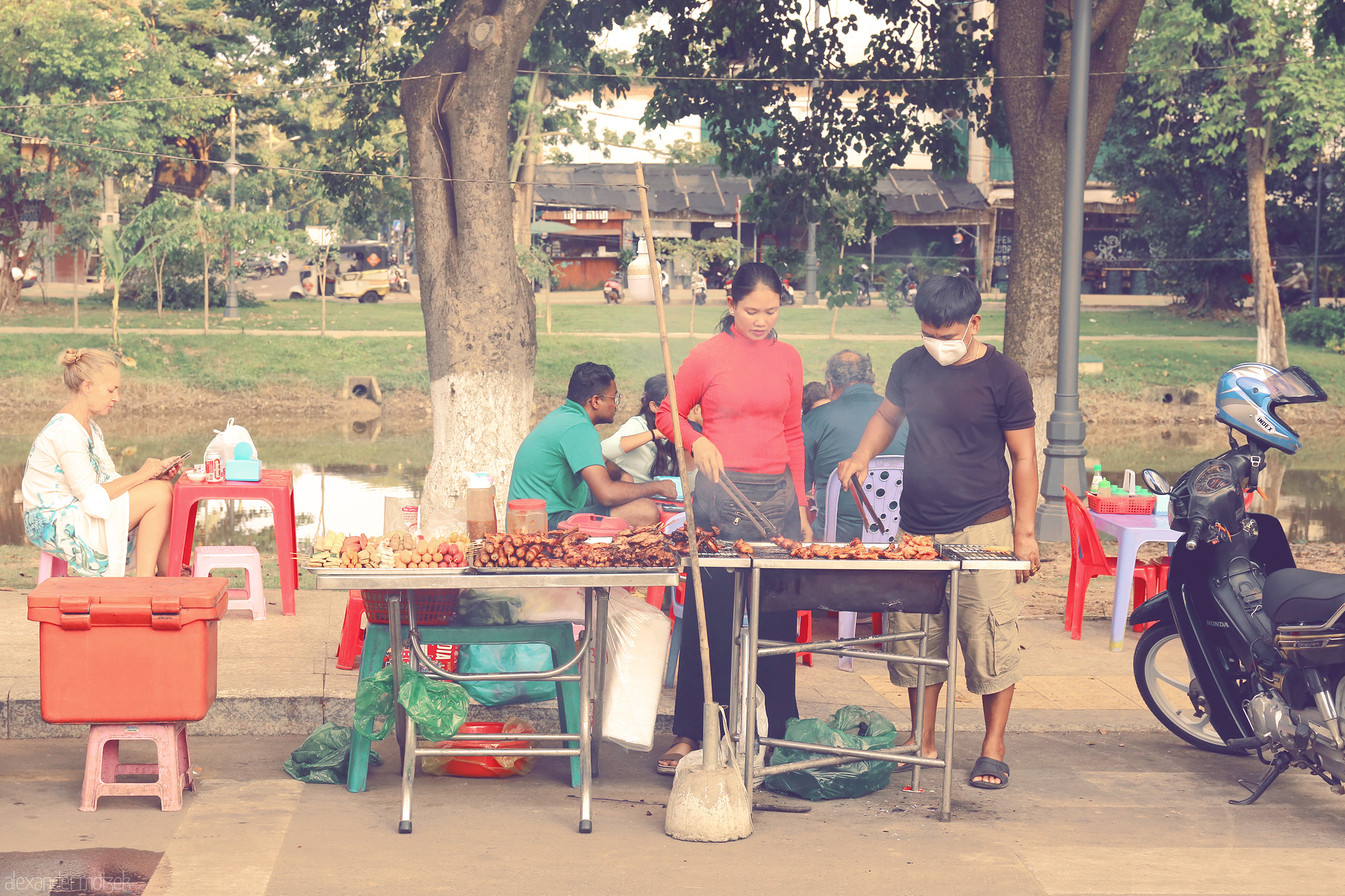 Angkor Aromas Foto von Locals grill skewers by the riverside in Siem Reap, capturing the flavors and street life of Cambodia’s vibrant food culture.