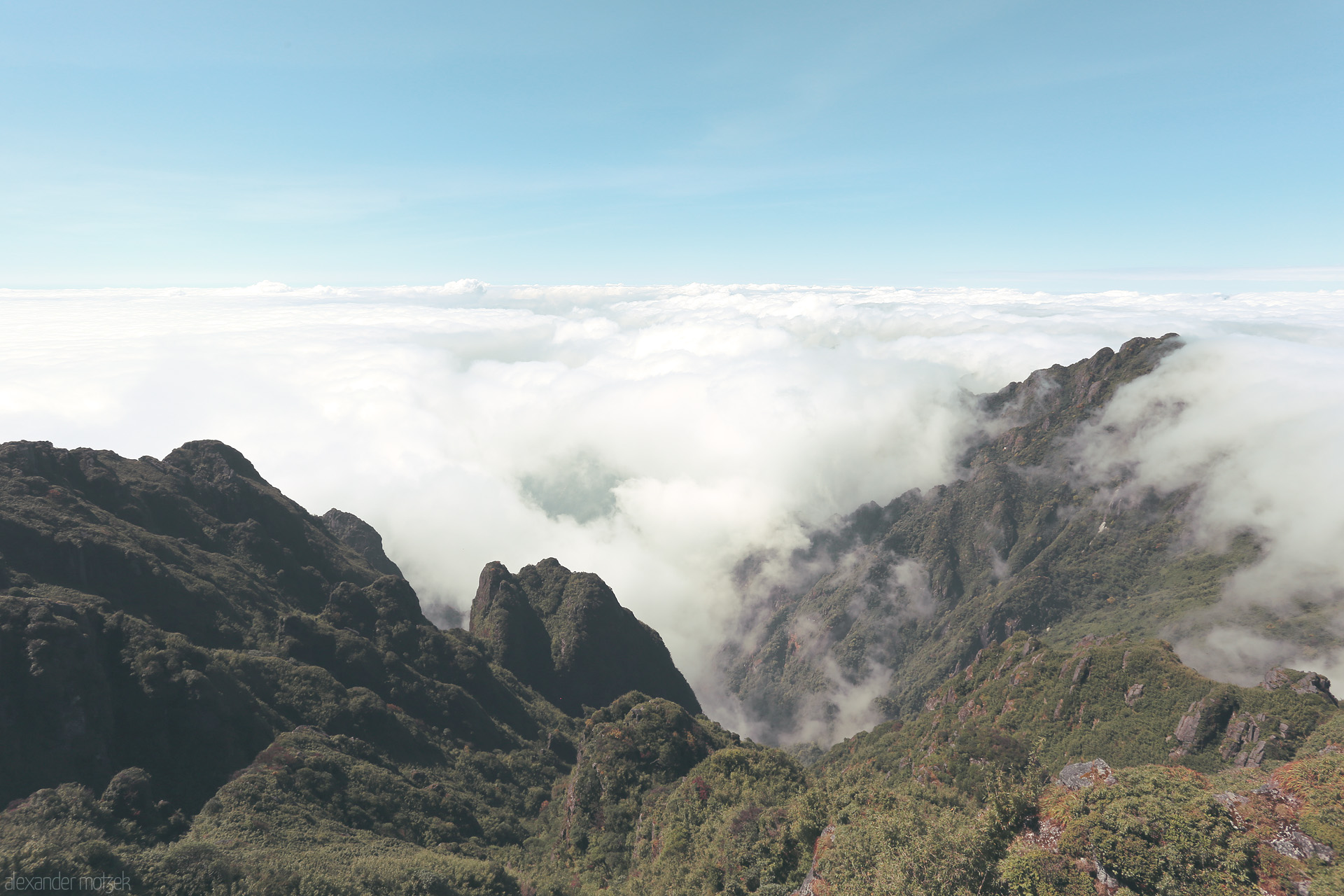 Foto von Clouds blanket Sapa’s Fansipan mountains, blending earth and sky in Vietnam’s northern highlands. A view above the world.