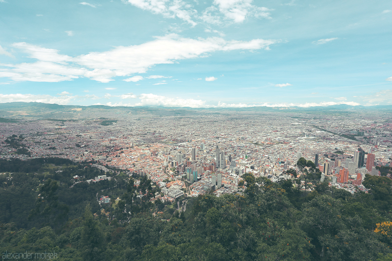 Foto von A breathtaking aerial view of Bogotá from Monserrate, capturing the sprawling cityscape with the majestic Andes in the background.