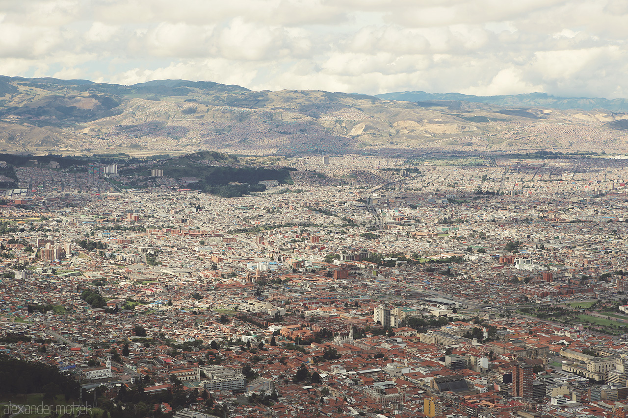 Foto von A breathtaking panoramic view of Santa Fé, Bogota, Colombia, showcasing the sprawling city amidst the Andean highlands.