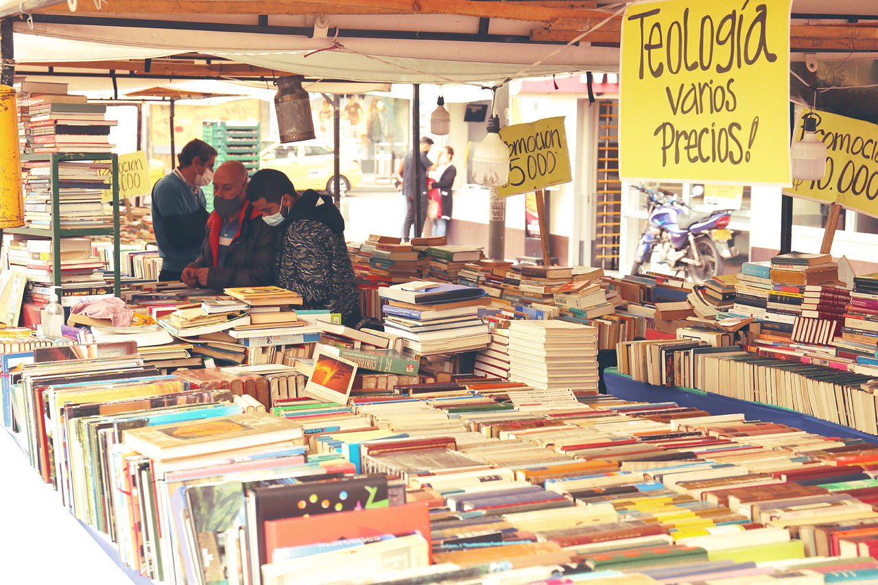 Foto von A bustling book market in Chapinero, Bogotá, where vibrant literature comes alive. Discover hidden gems and dive into local tales.