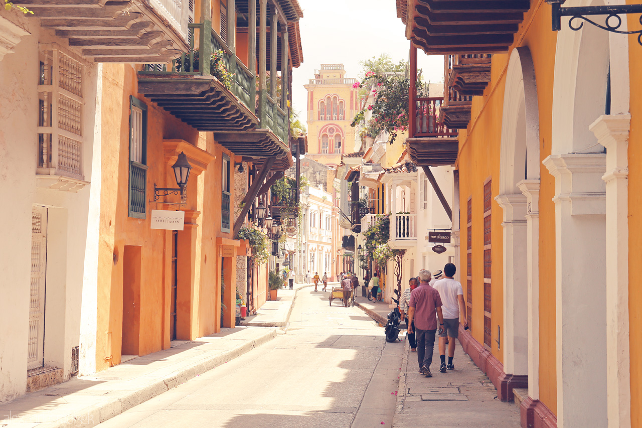 Foto von A charming street in Cartagena, Colombia, showcasing colorful colonial buildings with vibrant hues and a bustling, historic atmosphere.