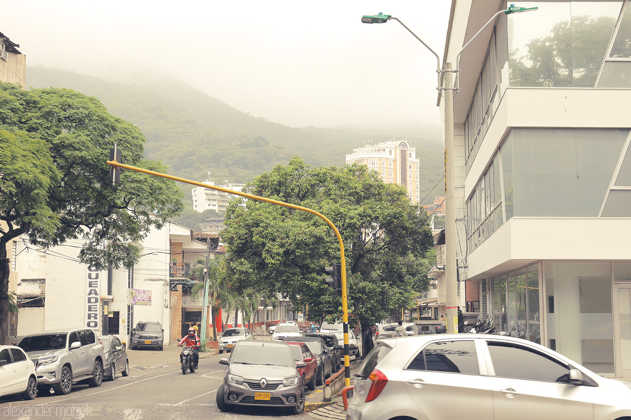 Foto von A misty day in Comuna 2, Cali, Colombia, with modern architecture and lush greenery blending into a fog-kissed urban wander.