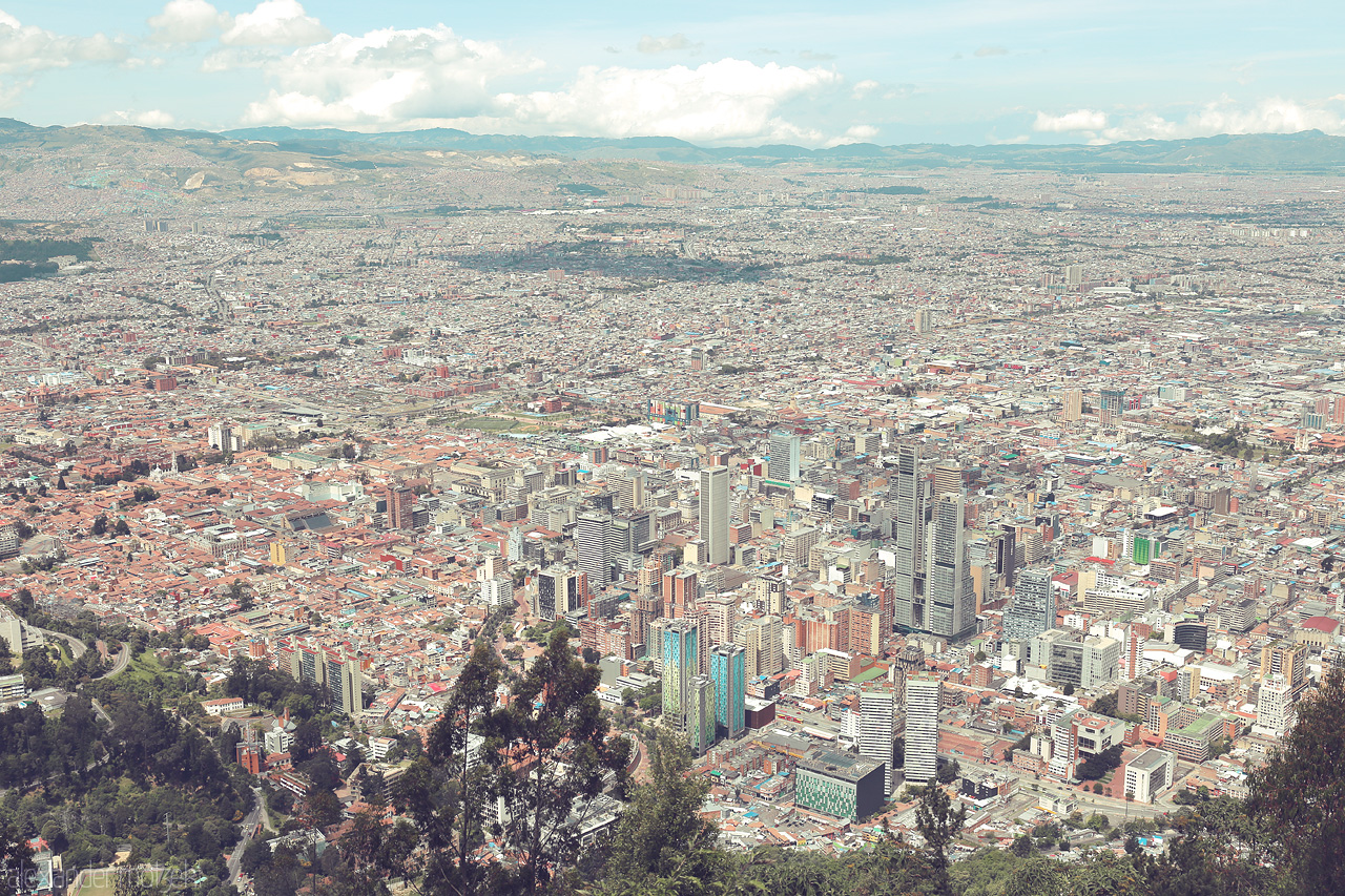 Foto von A sprawling aerial view of Santa Fé in Bogotá, Colombia, showcasing its endless cityscape nestled within majestic mountains.