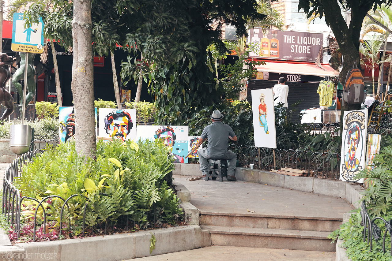 Foto von A street artist in Comuna 14 - El Poblado, Medellín, sketches colorful portraits amidst the vibrant urban scene, capturing the essence of Colombian artistry.