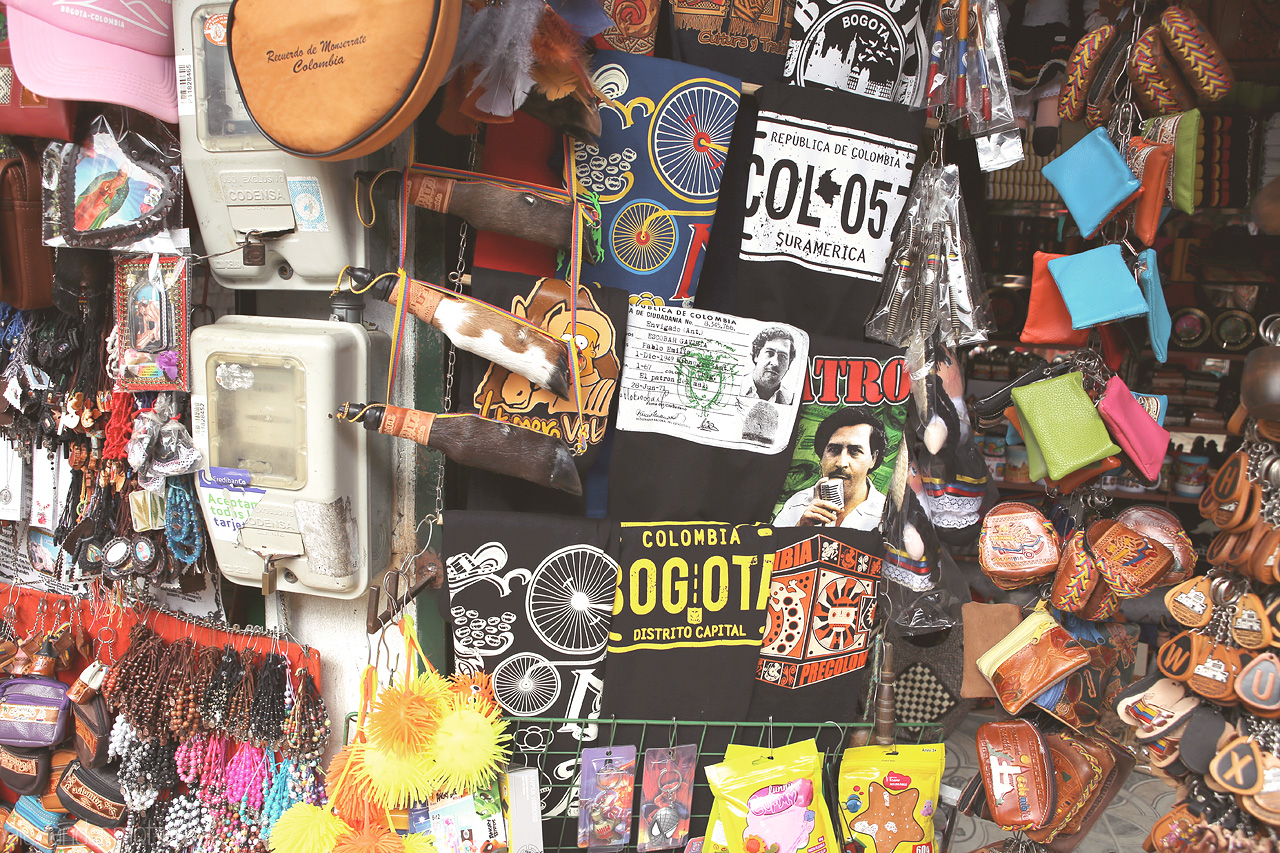 Foto von A vibrant market in Santa Fé, Bogotá, brimming with colorful crafts, traditional souvenirs, and local artifacts.