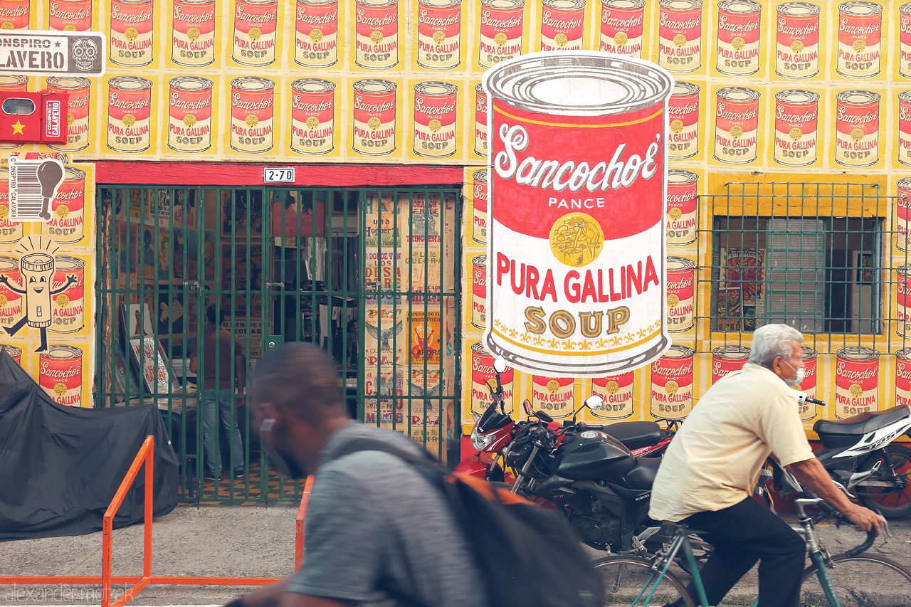 Foto von A vibrant mural of Sancocho soup cans decorates the streets of Comuna 3, Cali, Colombia, blending tradition with modern urban life.