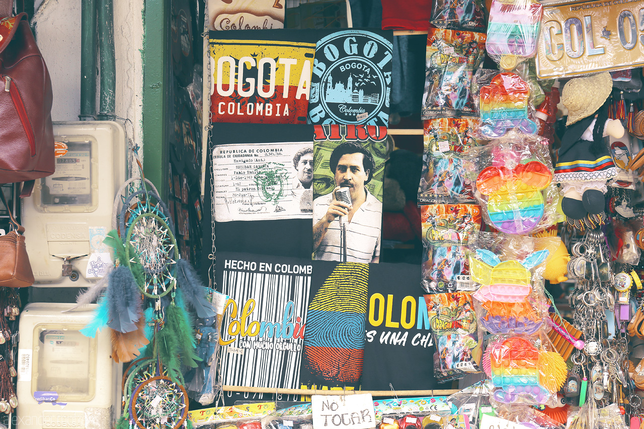 Foto von A vibrant street stall in Monserrate, Bogotá, showcasing colorful Colombian souvenirs and cultural artifacts.