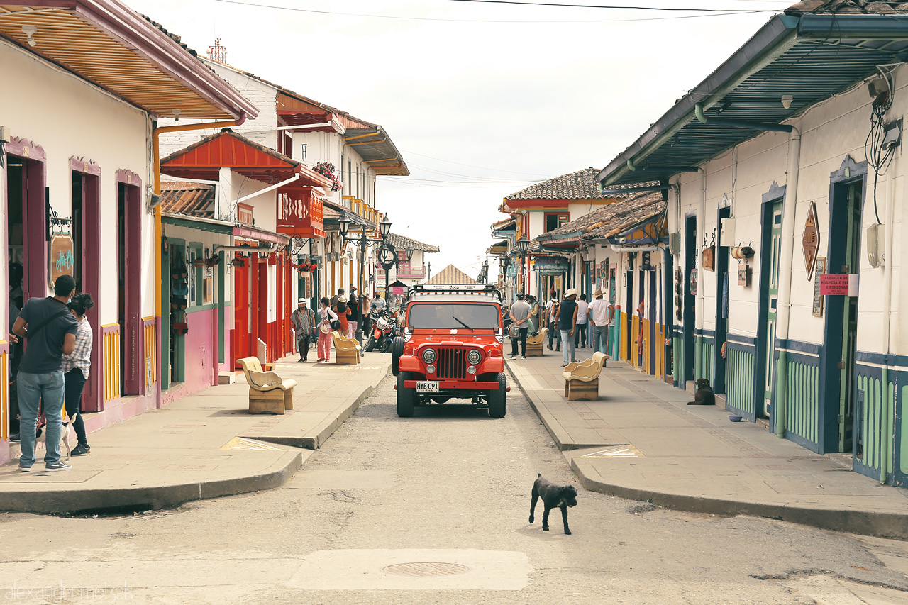 Foto von A vivid scene in Salento, Quindío, featuring a quaint Willy jeep and vibrant colonial buildings lining the charming streets.