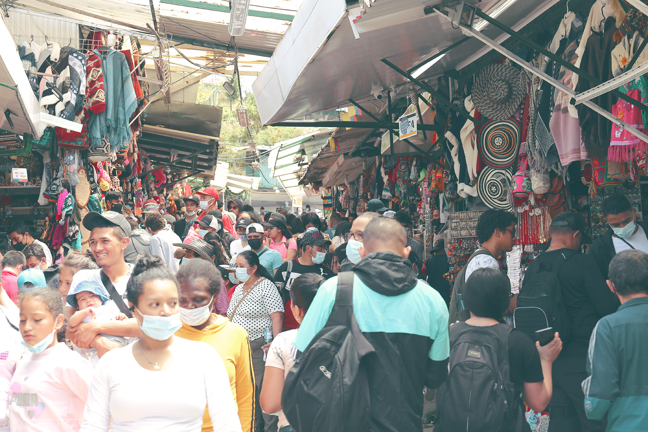 Foto von Bustling market scene in Monserrate, Bogota, Colombia. Vibrant colors, diverse crowds, and street vendors create an energetic atmosphere.