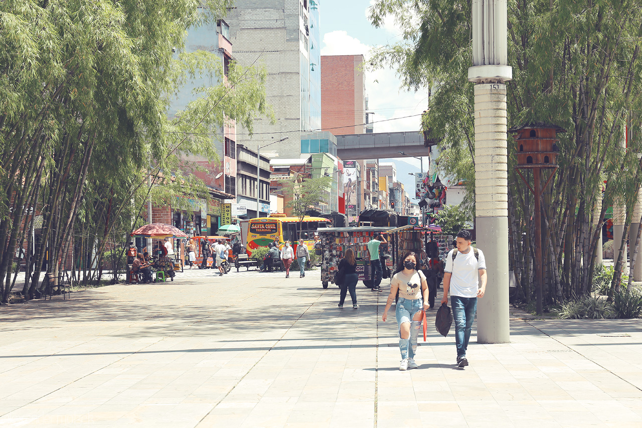 Foto von Bustling street scene in Comuna 10 - La Candelaria, Medellín, Colombia, depicting local vendors and urban charm under a clear sky.