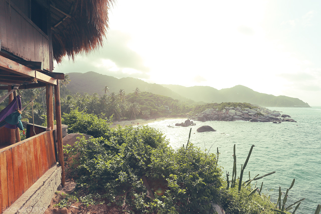 Foto von Discover the breathtaking coastline at Santa Marta, Colombia, where lush greenery meets azure waters under a dreamy sky.