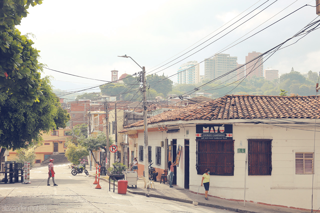 Foto von Discover the essence of Comuna 3 in Cali, Colombia; vibrant streetscapes blend past and present under the Cali sun.