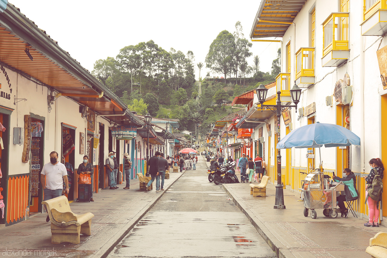 Foto von El vibrante pueblo de Salento en Quindío, Colombia, con sus coloridos edificios y energéticas calles llenas de vida y cultura.