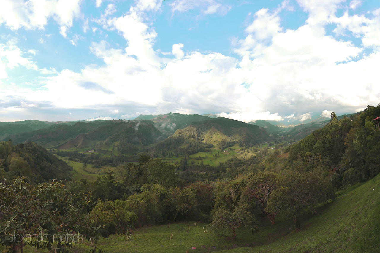 Foto von Lush, emerald hills and sweeping valleys under a vibrant sky in Salento, Quindío, Colombia.