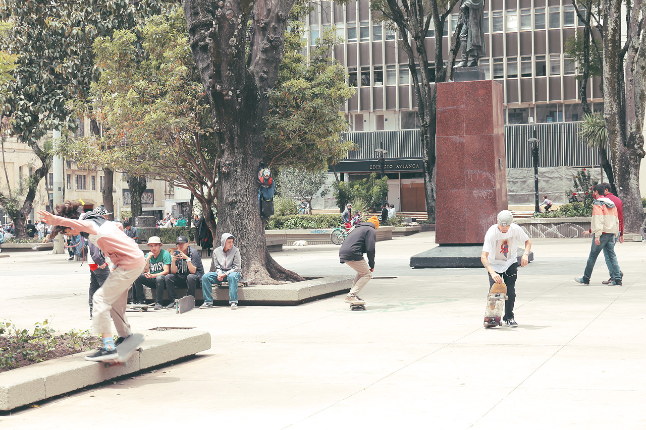 Foto von Skaters and locals gather in a vibrant plaza at La Candelaria, Bogotá, blending urban culture with historical charm.