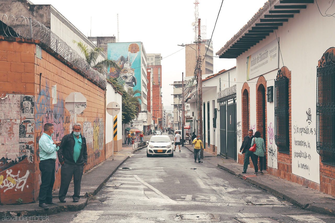 Foto von Street life in Comuna 3, Cali, with vibrant murals, bustling commuters, and colorful charm reflecting the city's lively spirit.