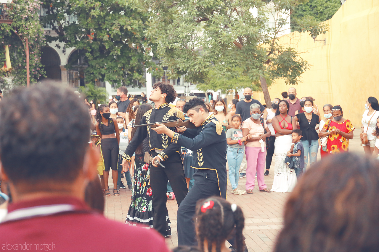 Foto von Street performers captivate the crowd in historical Cartagena, Colombia, amidst colorful local vibes and rich cultural expressions.