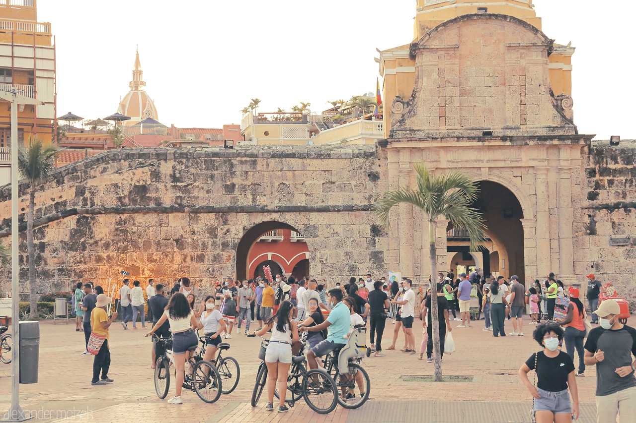 Foto von Vibrant evening energy with locals and tourists at Cartagena's ancient city walls. Historic charm meets modern life, merging the past and present.