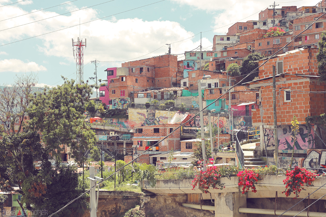 Foto von Vibrant, mural-covered buildings of Comuna 13—San Javier in Medellín, Colombia, blending vivid urban art with dramatic hillside views.