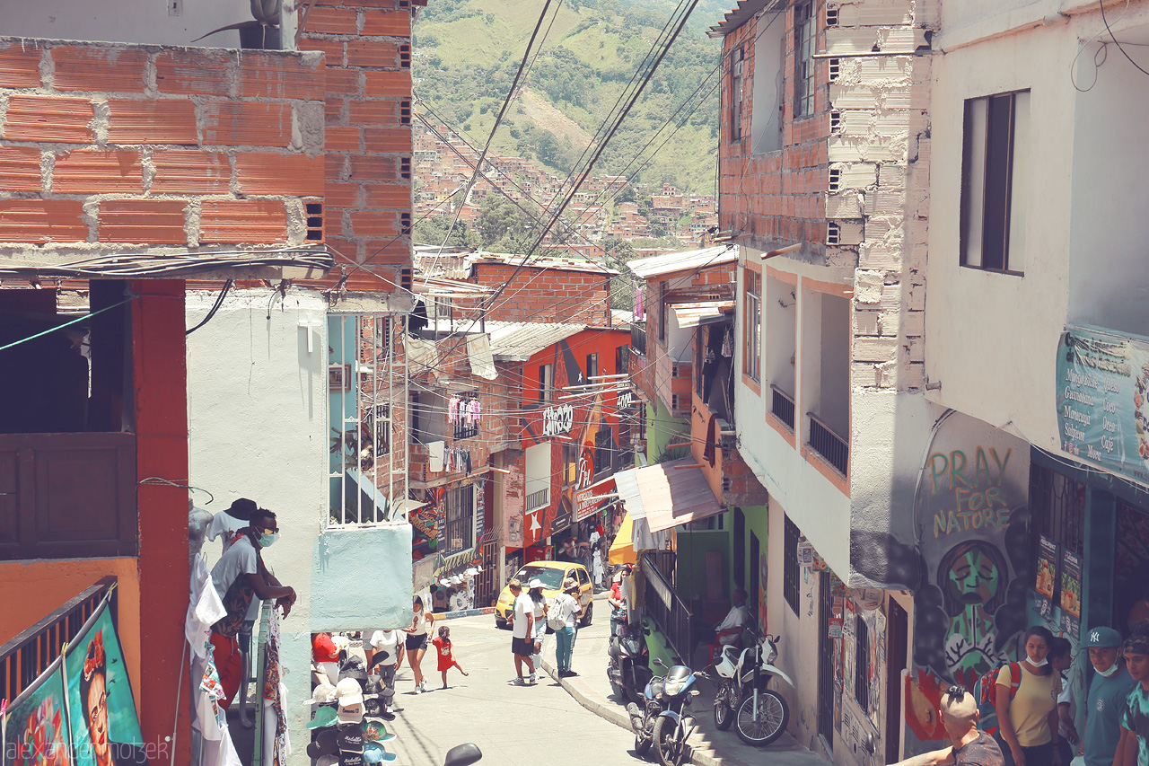Foto von Vibrant street life in Comuna 13, Medellín, where colorful facades and lively locals breathe life into this historic neighborhood.