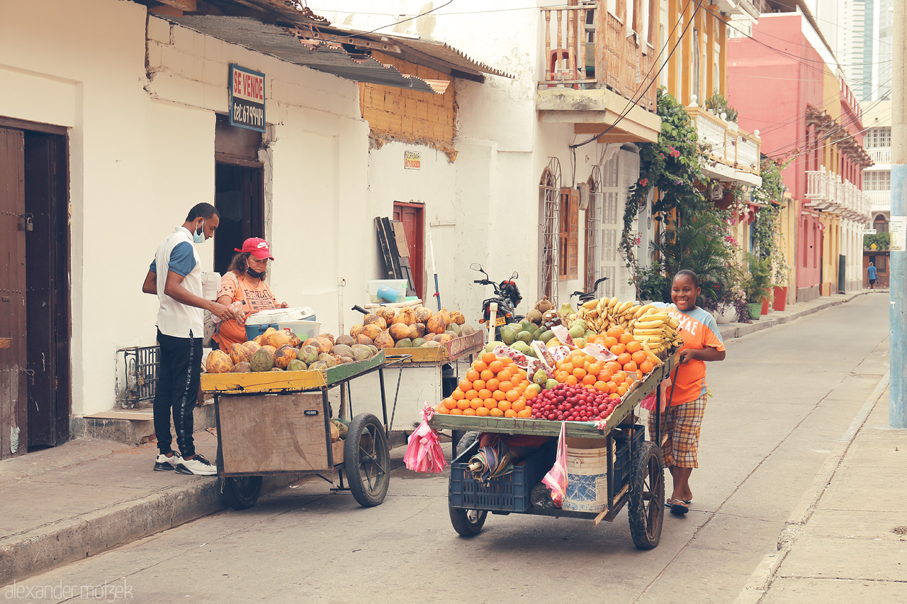 Foto von Vibrant street vendors selling fresh fruits bring life to the historic streets of Cartagena, Colombia.