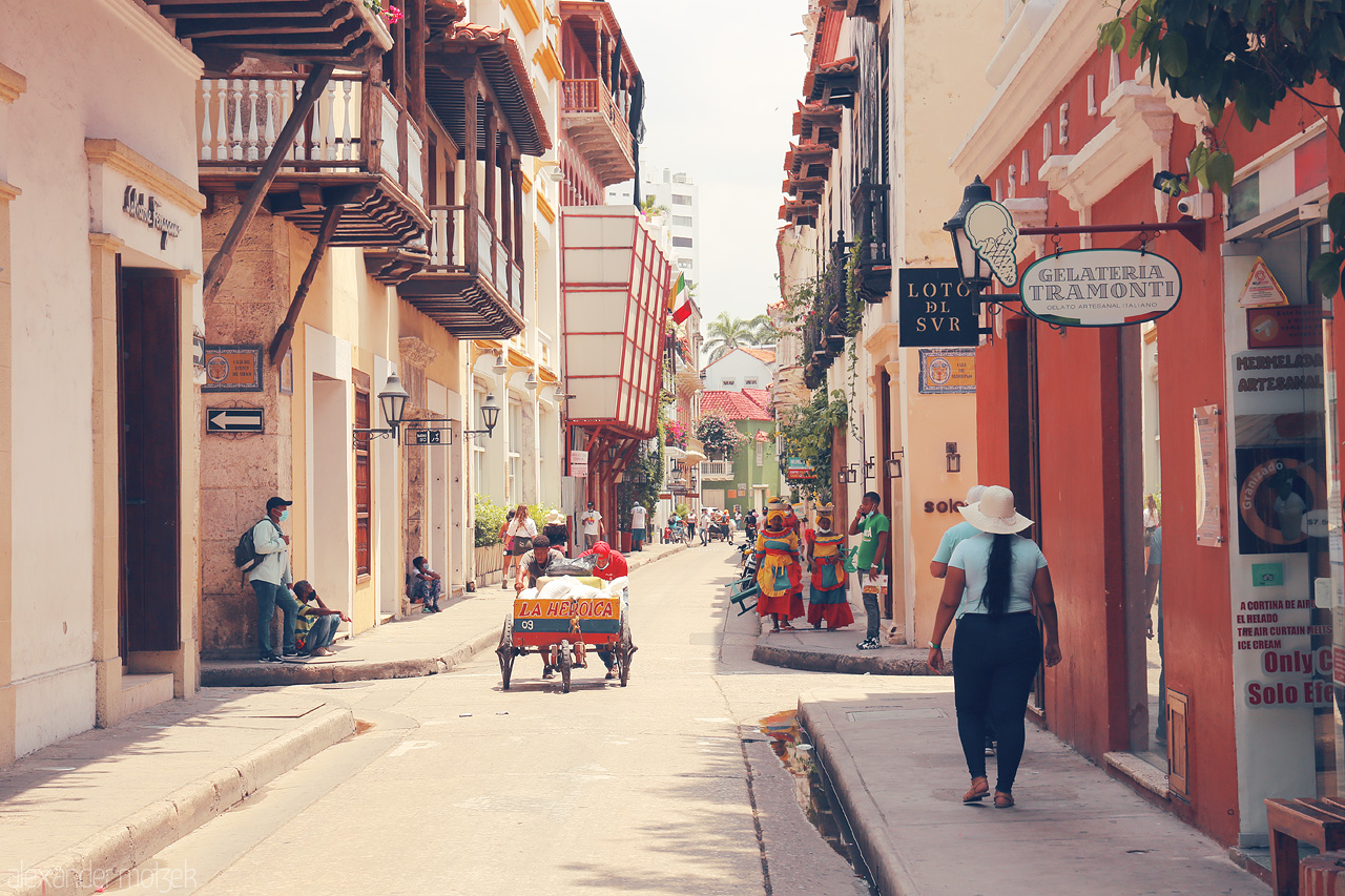 Foto von Vibrant streets of Cartagena, Colombia, alive with rich colors, colonial architecture, and local charm on a sunny day.