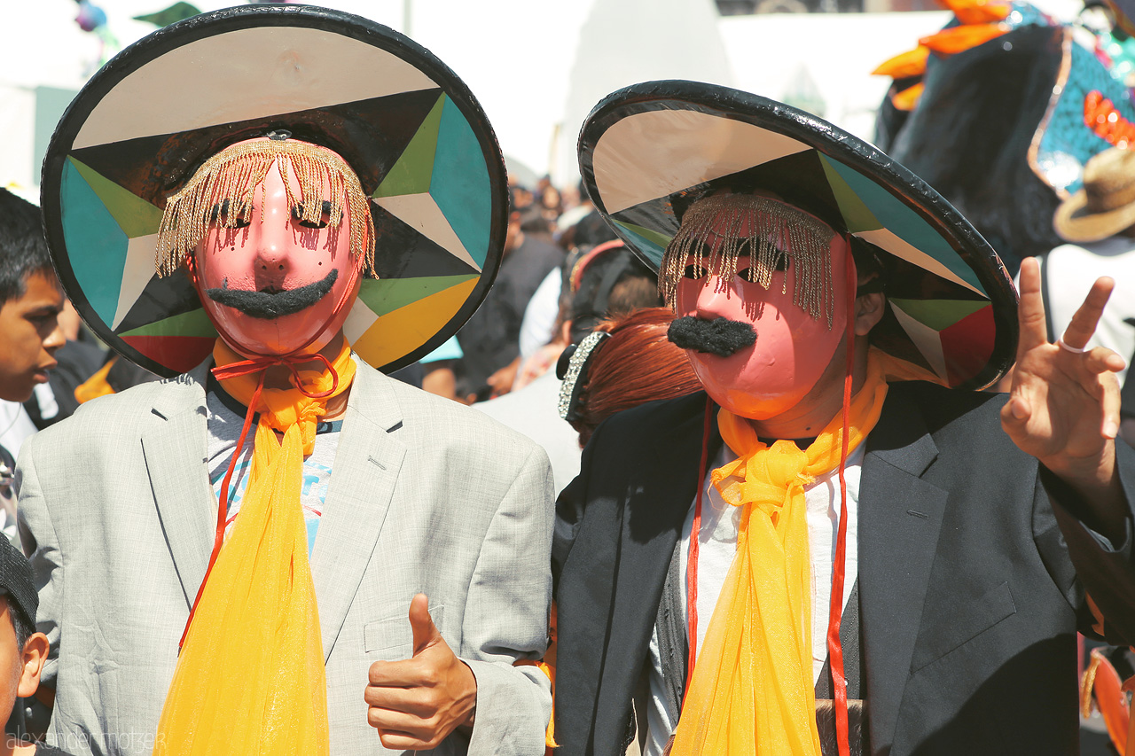 Máscaras Chilangas Foto von Colorful masked figures at a lively Cuauhtémoc festival, embodying Mexico City's vibrant spirit.
