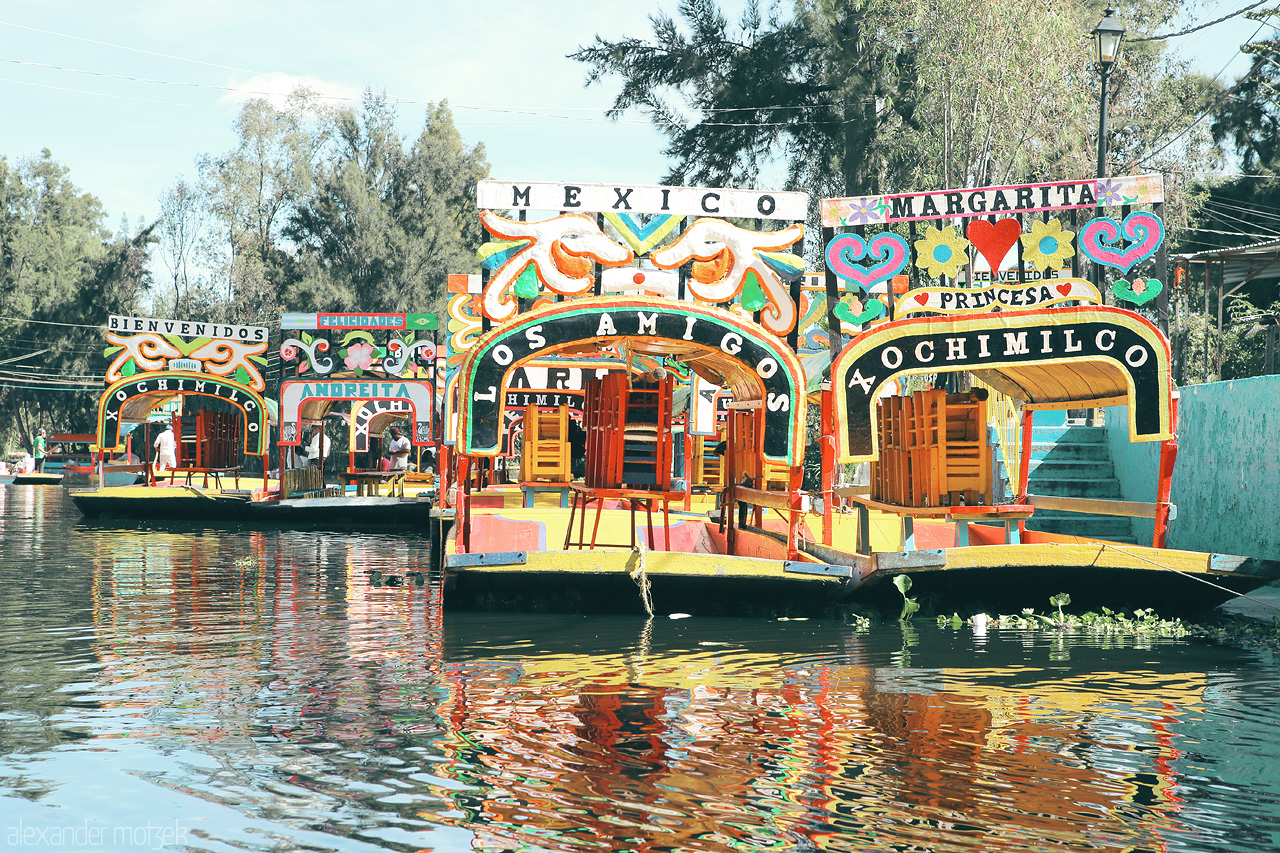 Xochimilco Vibrante Foto von Colorful trajineras line the ancient canals of Xochimilco, Mexico City's floating gardens.