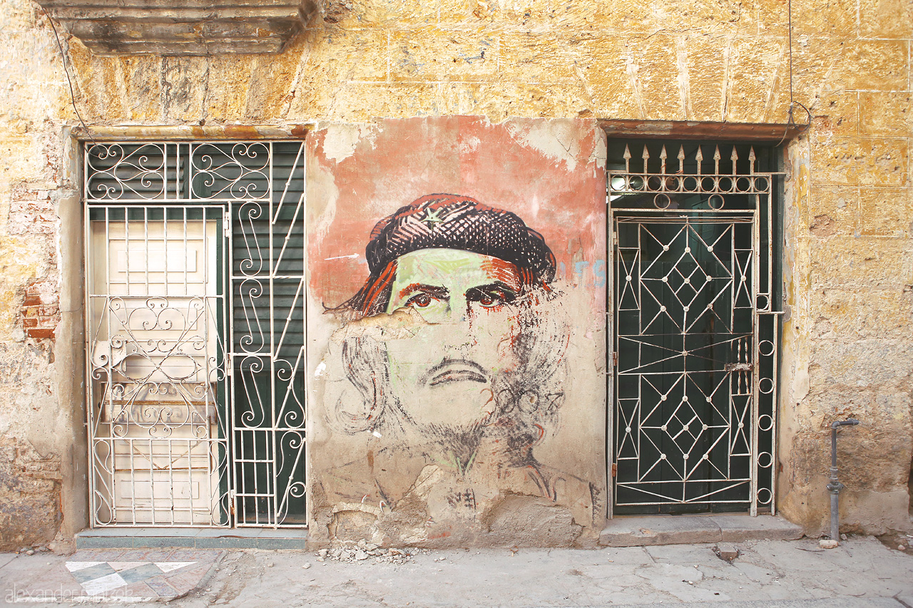 Foto von Abgeblättertes Mural von Che in Havana