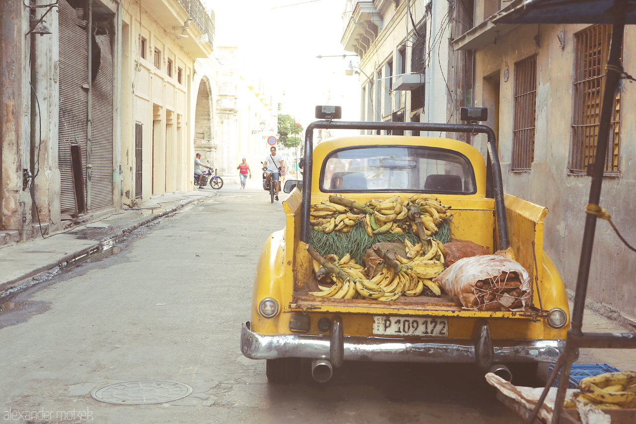 Foto von Bananenstauden auf einem gelben Truck in Havana