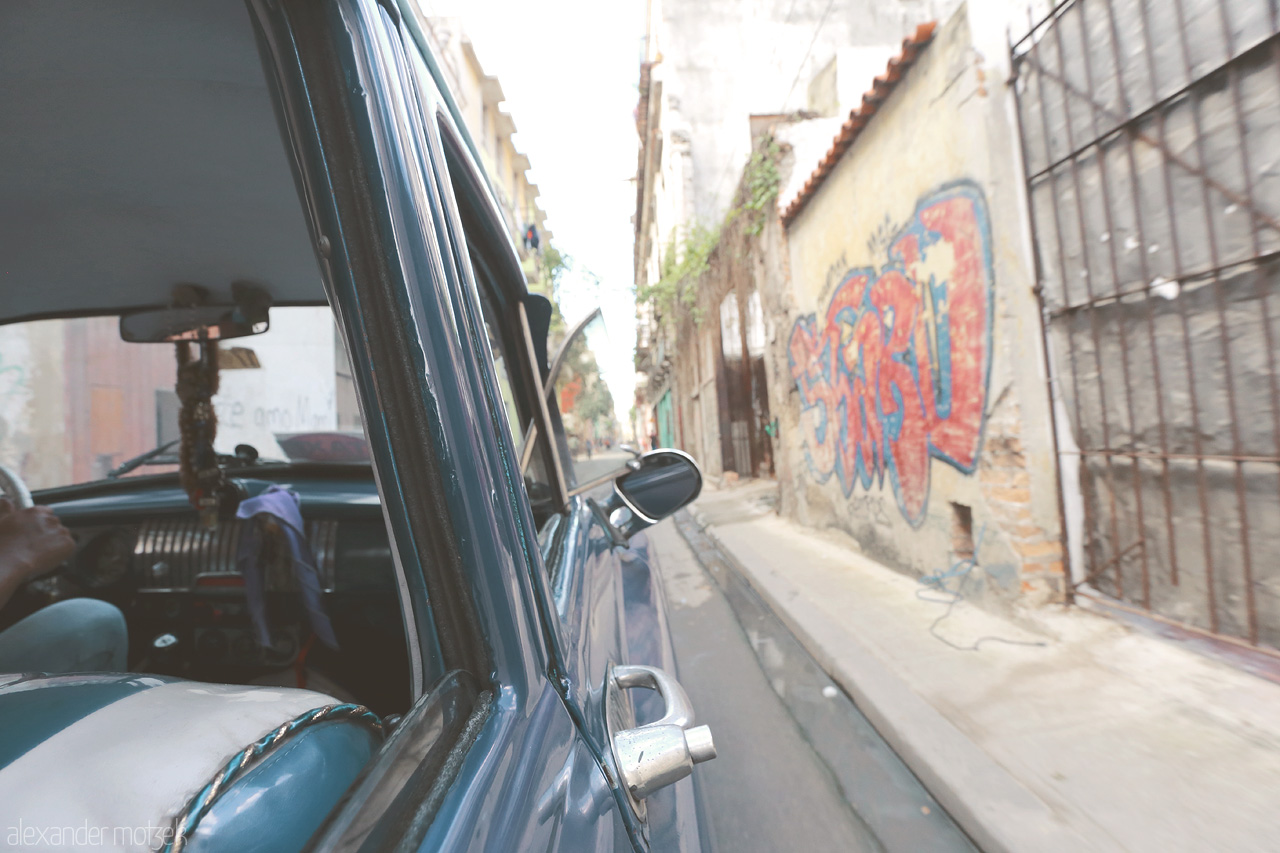 Foto von Blick aus einem Oldtimertaxi in Havana
