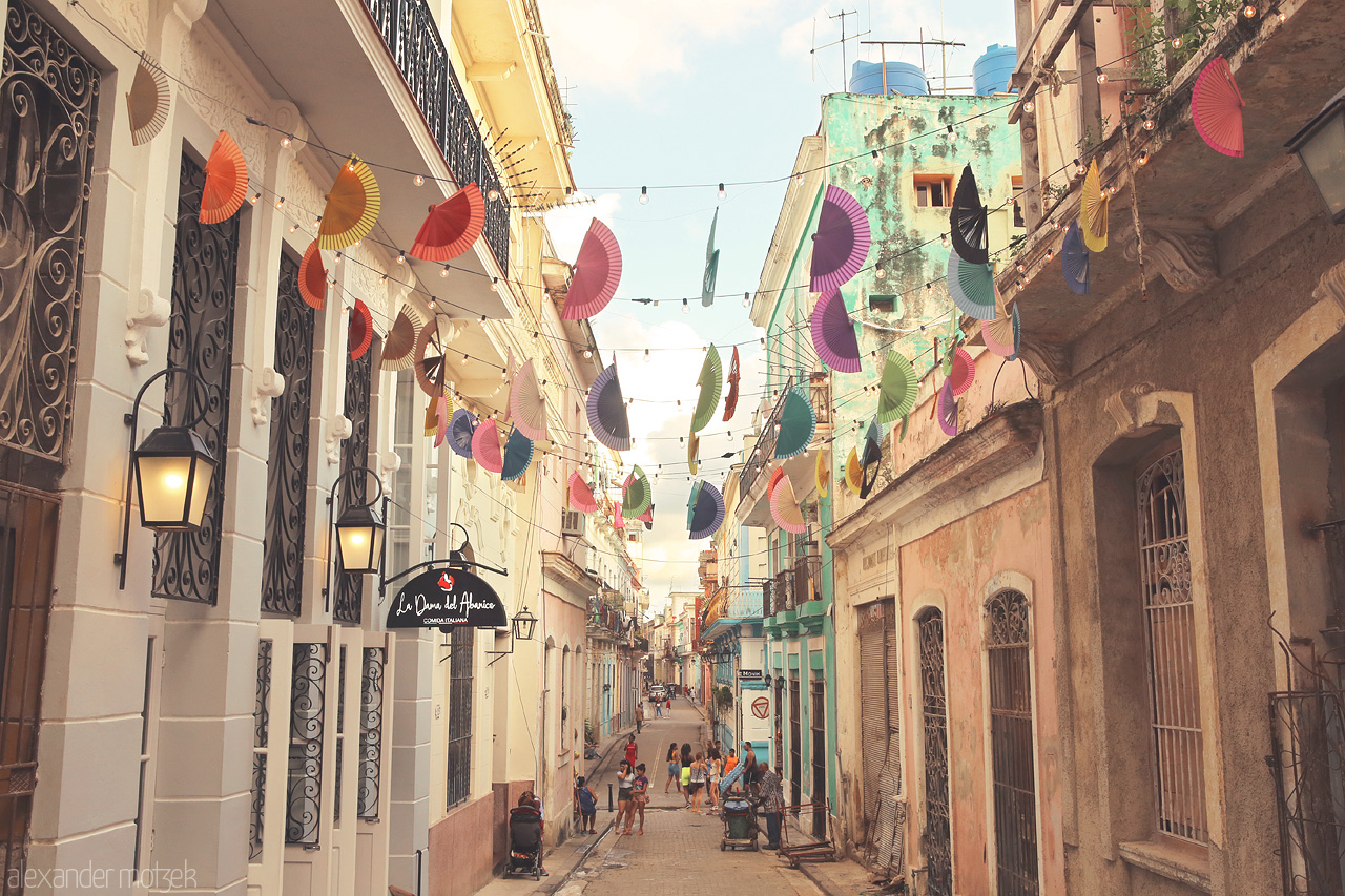 Foto von Festliche, bunte Fächer über einer Straße in Havana