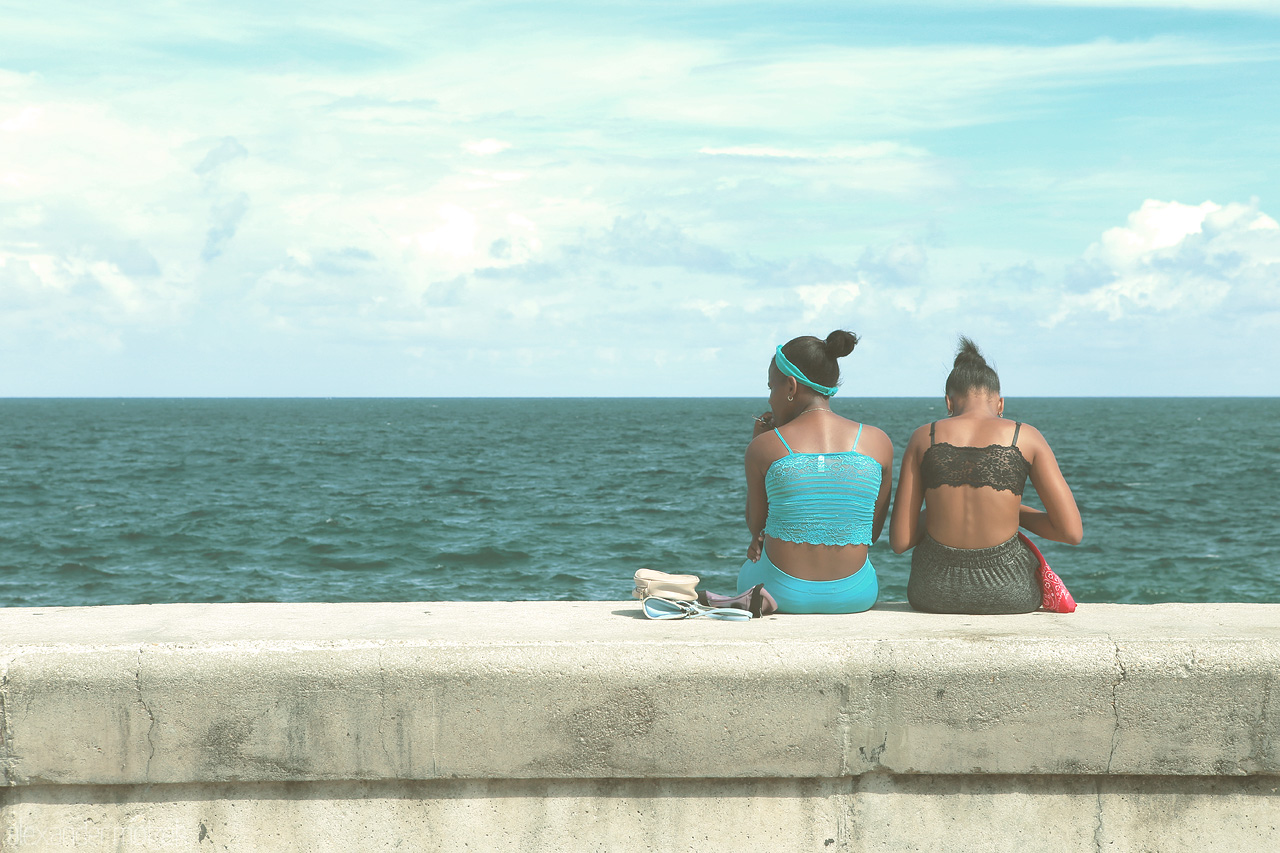 Foto von Frauen sitzen auf der Ufermauer entlang des Malecón in Havana