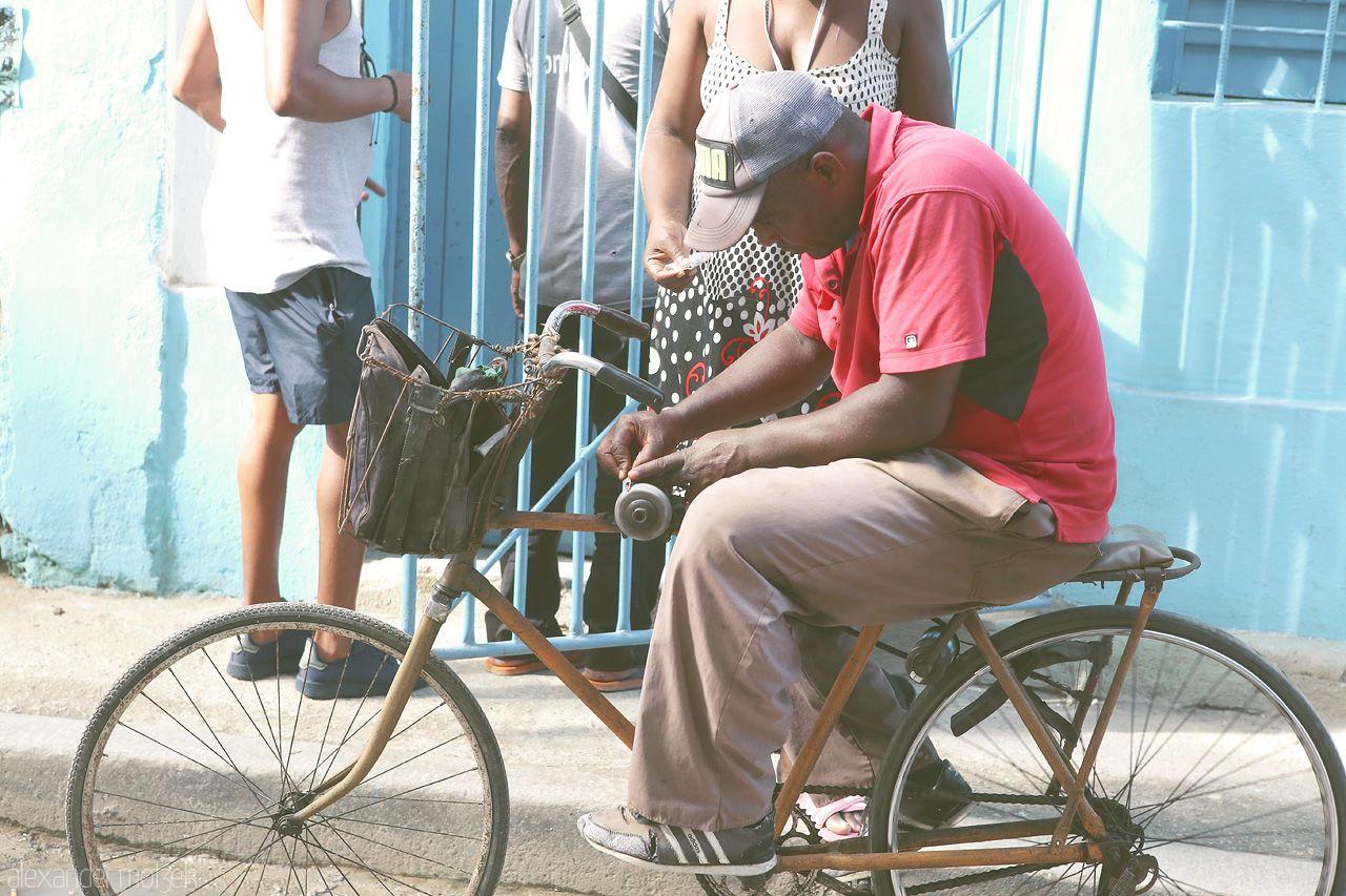 Foto von Improvisierte Schleifmaschine aus einem Fahrrad in Havana