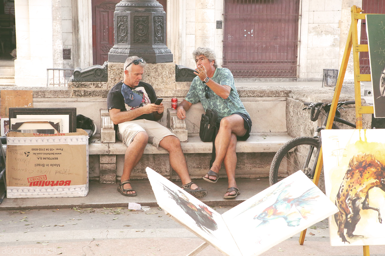 Foto von Künstler auf dem Künstlermarkt in Havana am Sonntag