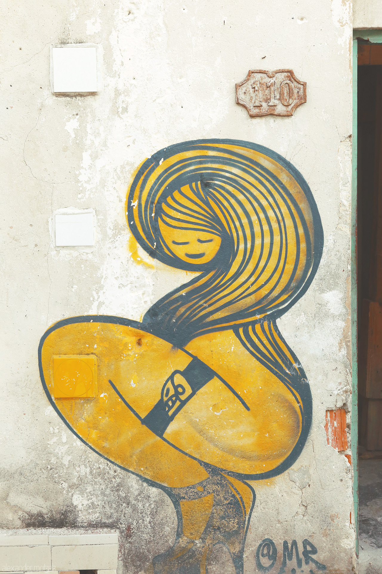Foto von Künstlerisches Mural einer Dame in La Habana