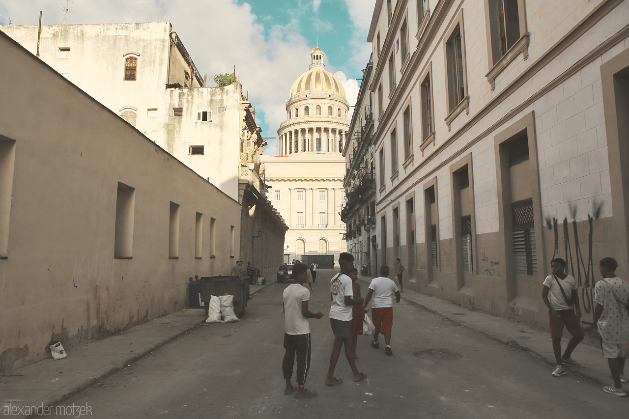 Foto von Kontraste zwischen den Gassen hinter dem Capitolo Nacional de Cuba