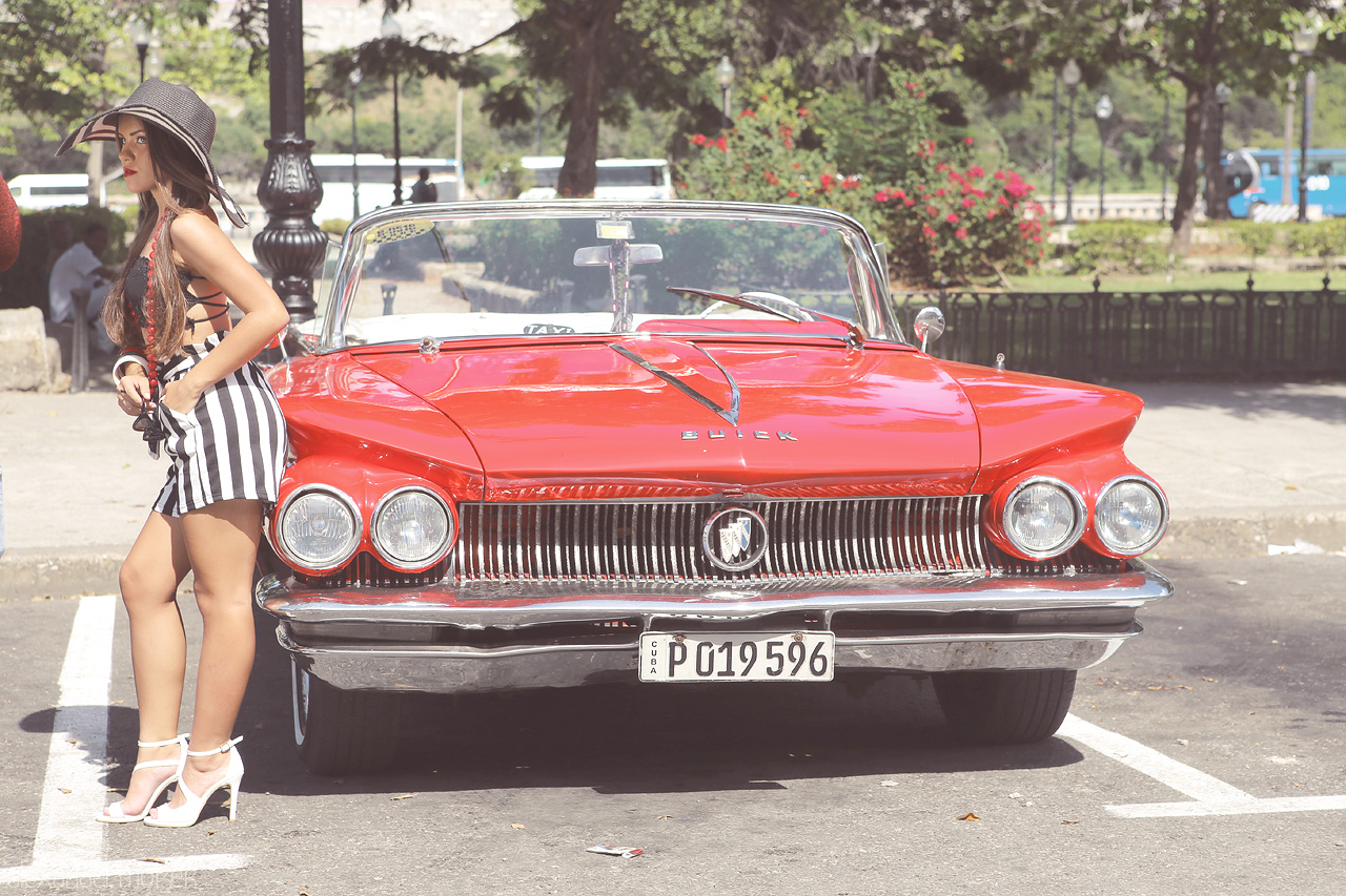 Foto von Model posiert auf einem Oldtimer Buick in Havana