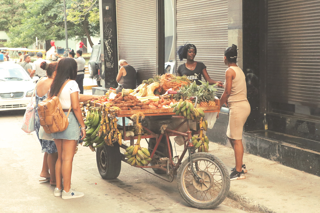 Foto von Obst und Gemüse zum Verkauf in einer Straße von Havana