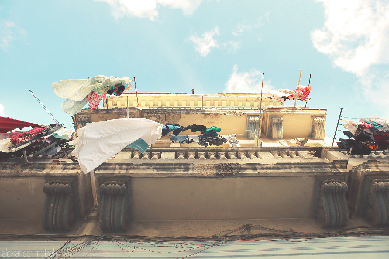 Foto von Wäsche auf den Balkonen Havanas