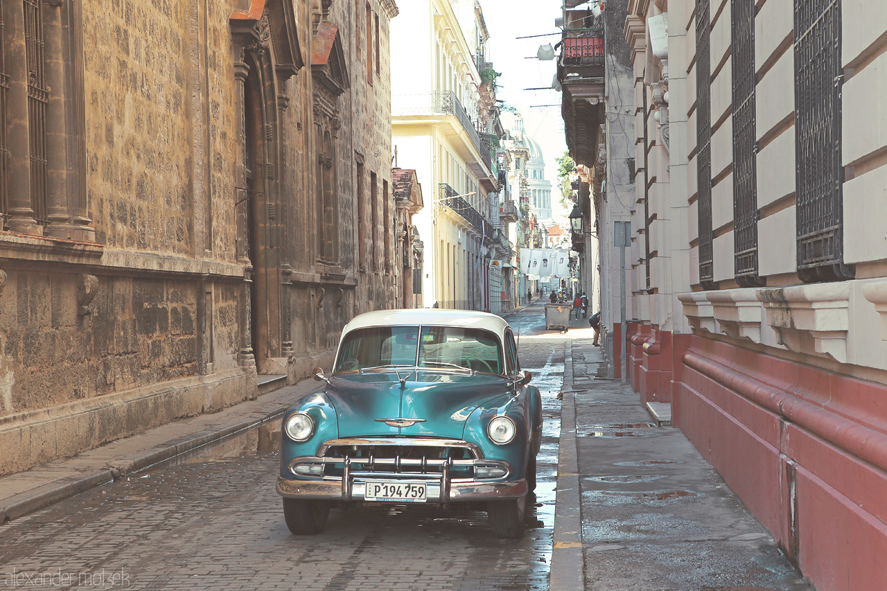 Foto von Wunderschöner cyanfarbender Oldtimer in einer Straße in Havana