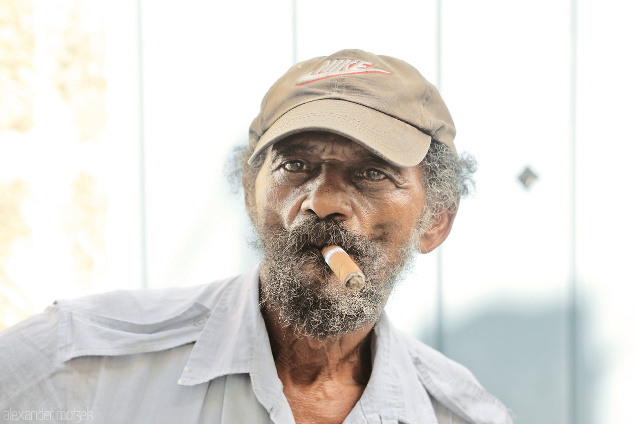 Foto von Zeitungsverkäufer mit Zigarre auf den Straßen Havanas
