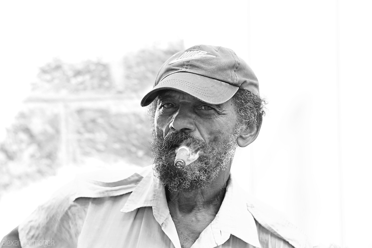 Foto von Zeitungsverkäufer mit Zigarre in Havana auf Cuba