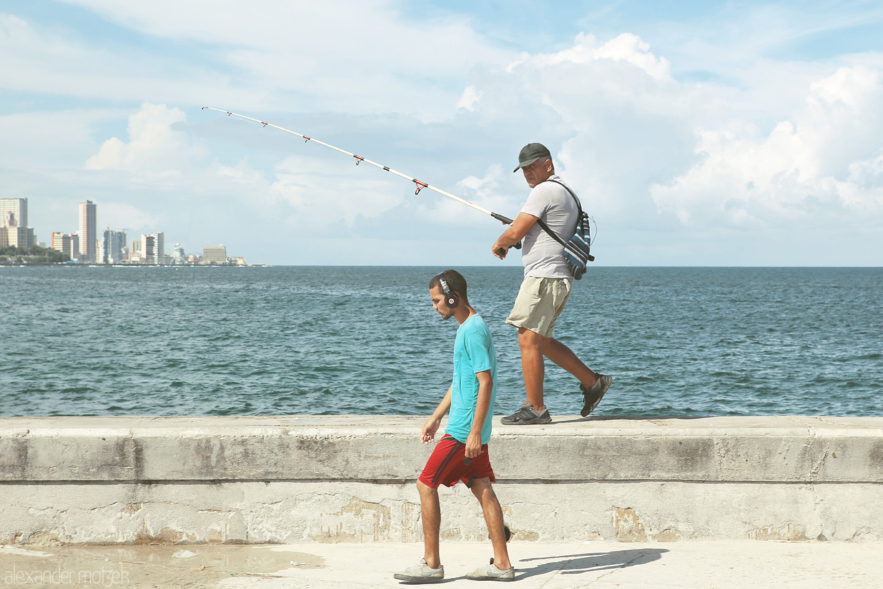 Foto von Zwei Generationen entlang des Malecón in Havana