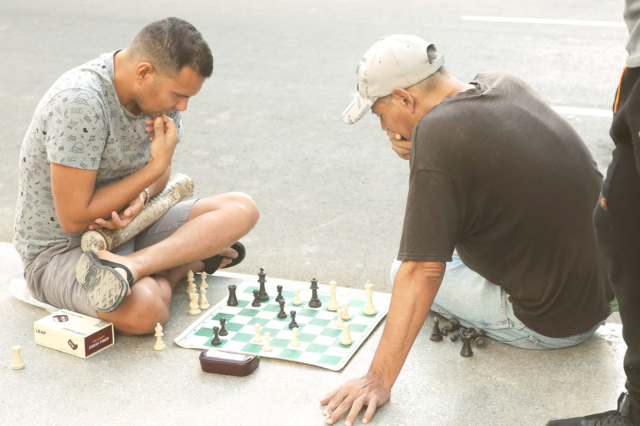 Foto von Zwei Männer spielen Schach in der Fußgängerzone von Havana