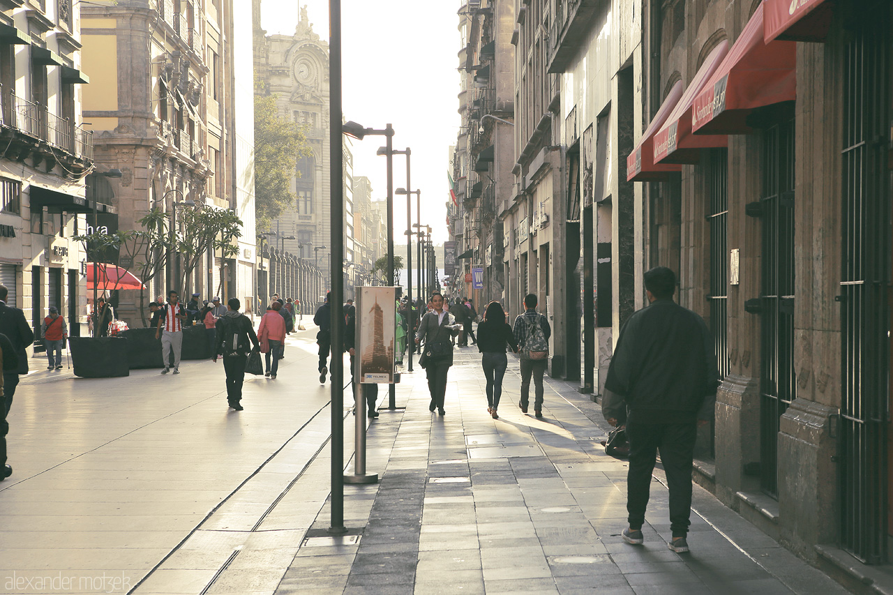 Cinco Foto von Die ersten Spaziergänger auf der Avenia Cinco de Mayo in CDMX