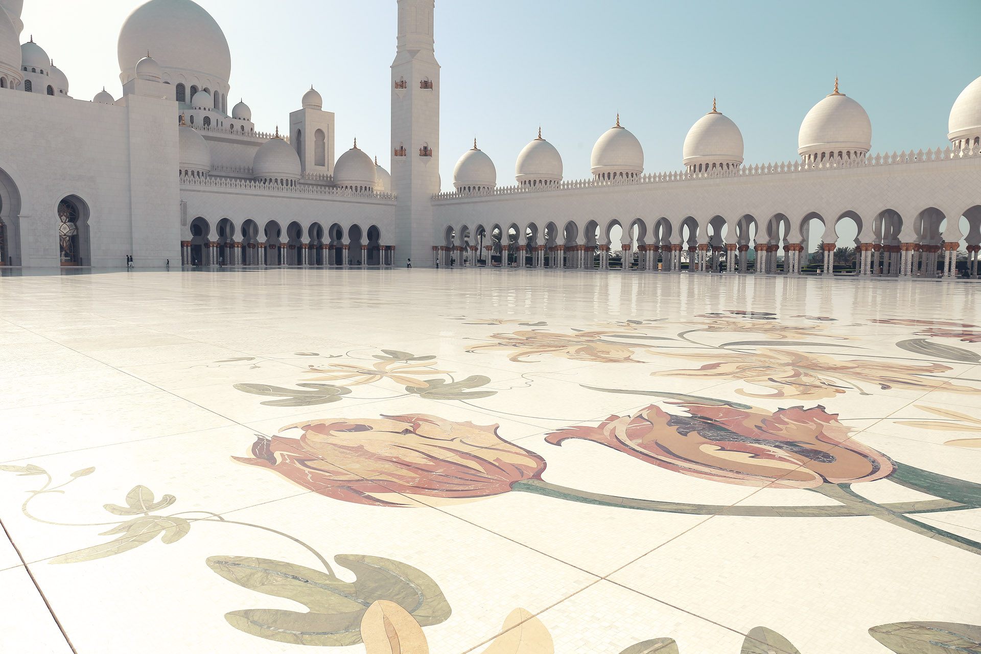 Foto von Marble mosaics bloom in the courtyard of Sheikh Zayed Grand Mosque, Al Rawdah, Abu Dhabi. An oasis of artistry and calm.